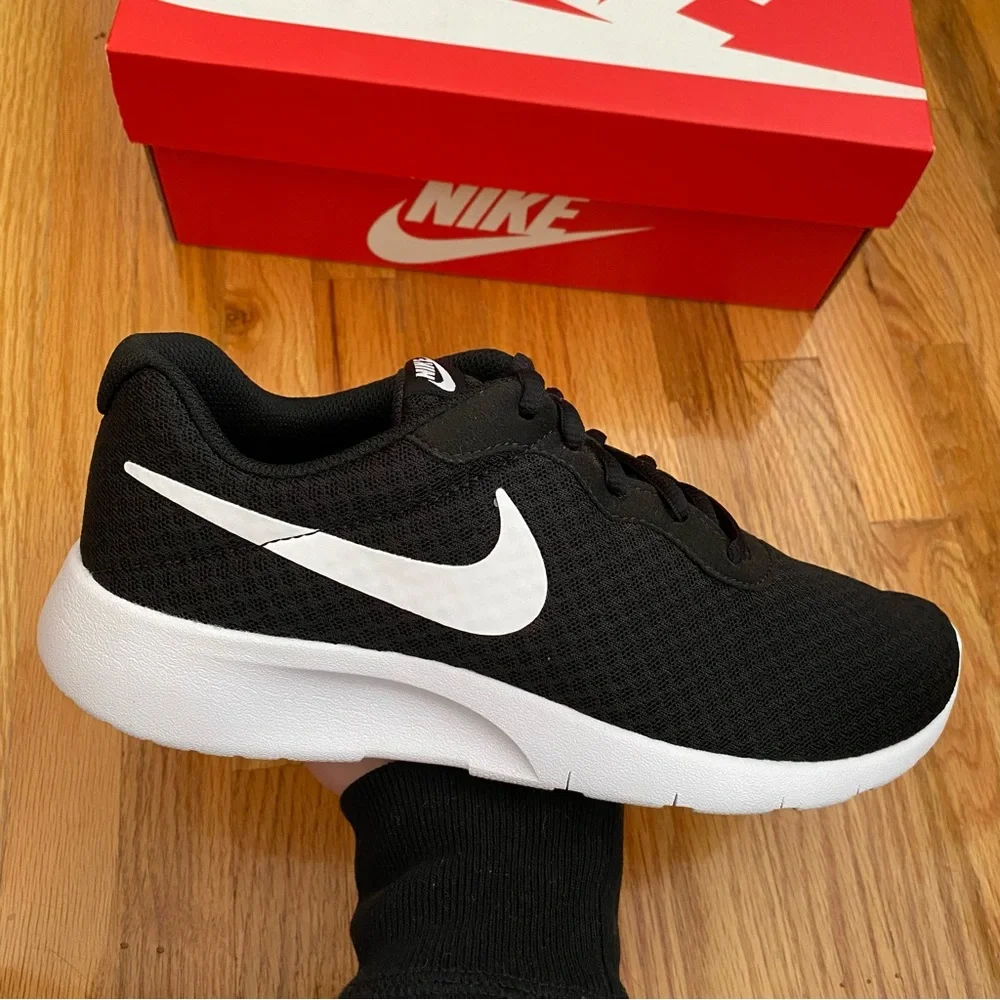 Nike Tanjun Women’s Sneakers